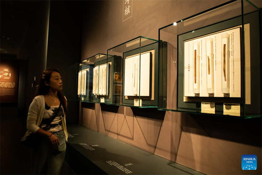 Mais de 1.000 tiras de bambu est?o em exposi??o em museu chinês