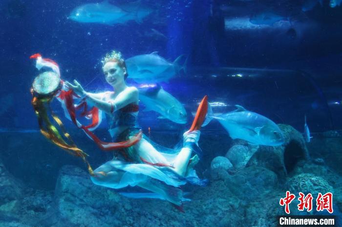 Dan?a criativa se destaca no Mundo Subaquático de Nanjing