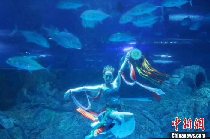 Dan?a criativa se destaca no Mundo Subaquático de Nanjing
