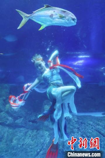 Dan?a criativa se destaca no Mundo Subaquático de Nanjing