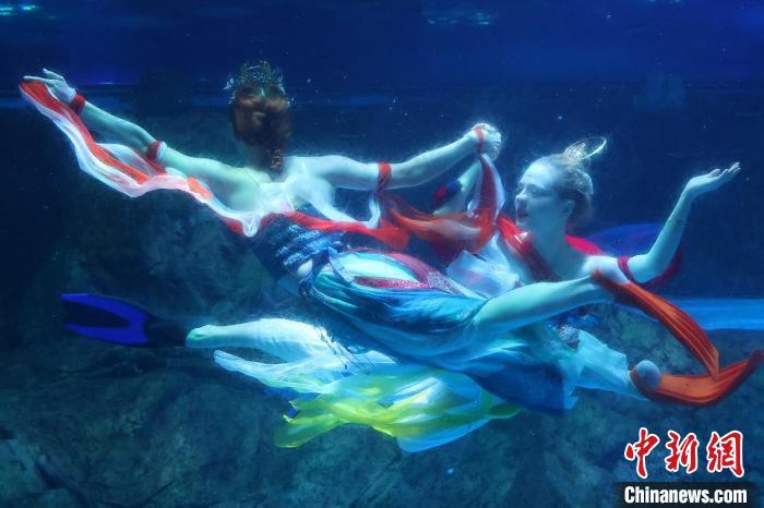 Dan?a criativa se destaca no Mundo Subaquático de Nanjing