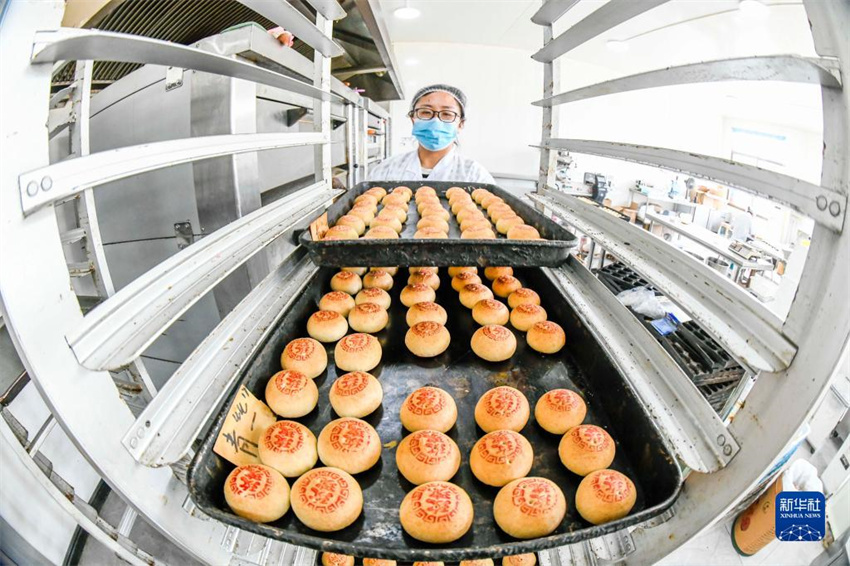 Bolos da lua s?o produzidos para celebra??o do Festival do Meio Outono