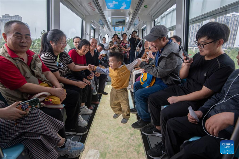 China lan?a primeira linha suspensa de monotrilho em Wuhan