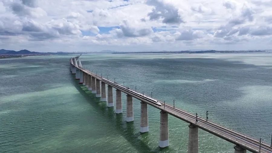 China: primeira ferrovia de alta velocidade transmarina, com velocidade de 350km/h, entra em opera??o