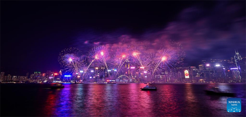 Hong Kong lan?a fogos de artifício para celebrar Dia Nacional após um hiato de 5 anos