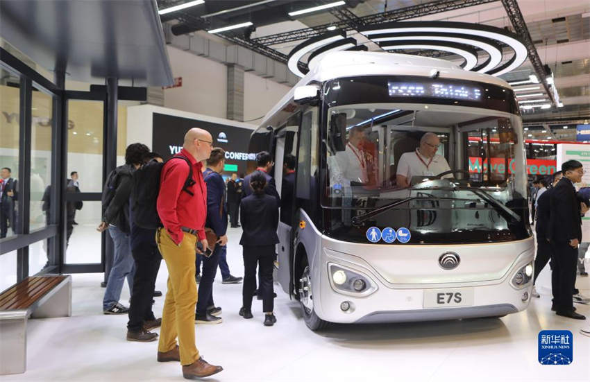 ?nibus elétricos?da China em exposi??o na Busworld Europa?de 2023