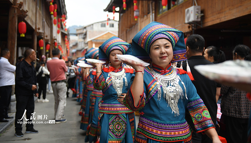 Festival folclórico realizado para celebrar colheita em Guangxi