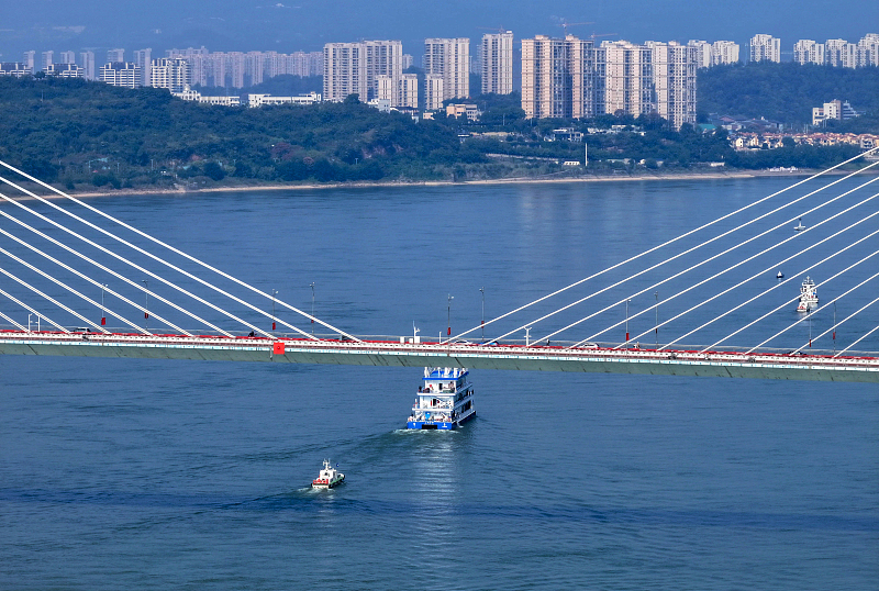 Primeira embarca??o a hidrogênio da China realiza viagem inaugural nas águas de Hubei