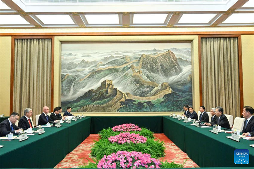 Chefe do Legislativo chinês reúne-se com convidados estrangeiros