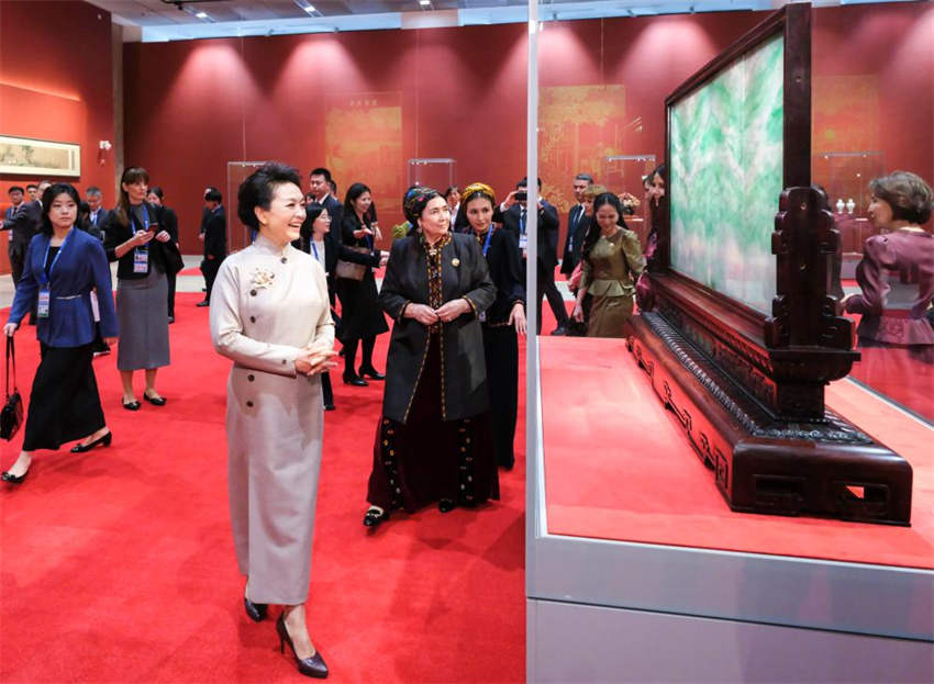 Peng Liyuan e c?njuges de líderes estrangeiros visitam Museu Nacional de Artes e Artesanatos da China