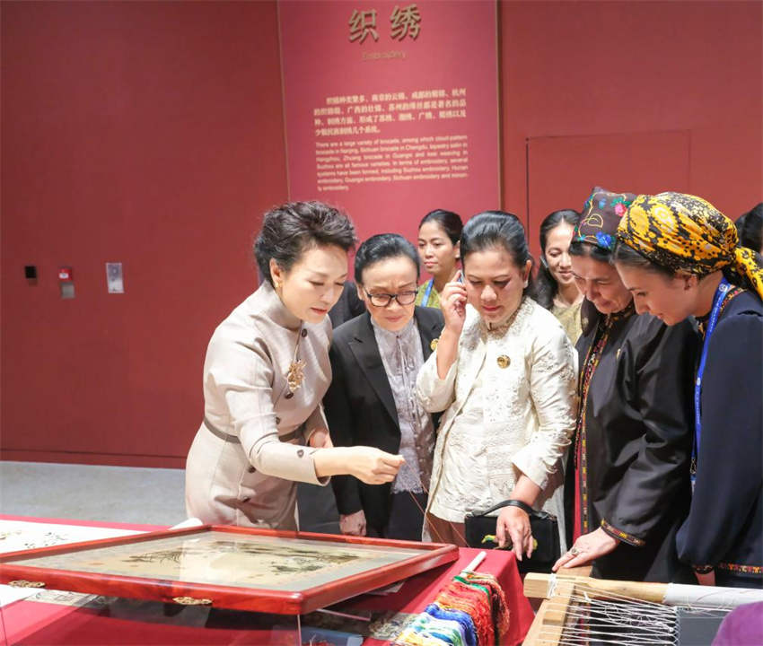 Peng Liyuan e c?njuges de líderes estrangeiros visitam Museu Nacional de Artes e Artesanatos da China