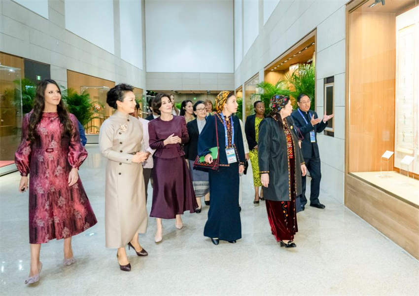 Peng Liyuan e c?njuges de líderes estrangeiros visitam Museu Nacional de Artes e Artesanatos da China