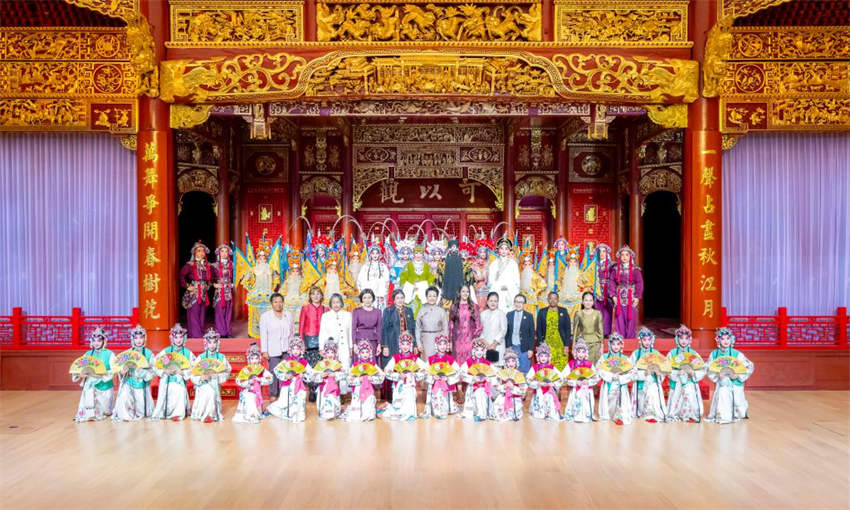 Peng Liyuan e c?njuges de líderes estrangeiros visitam Museu Nacional de Artes e Artesanatos da China