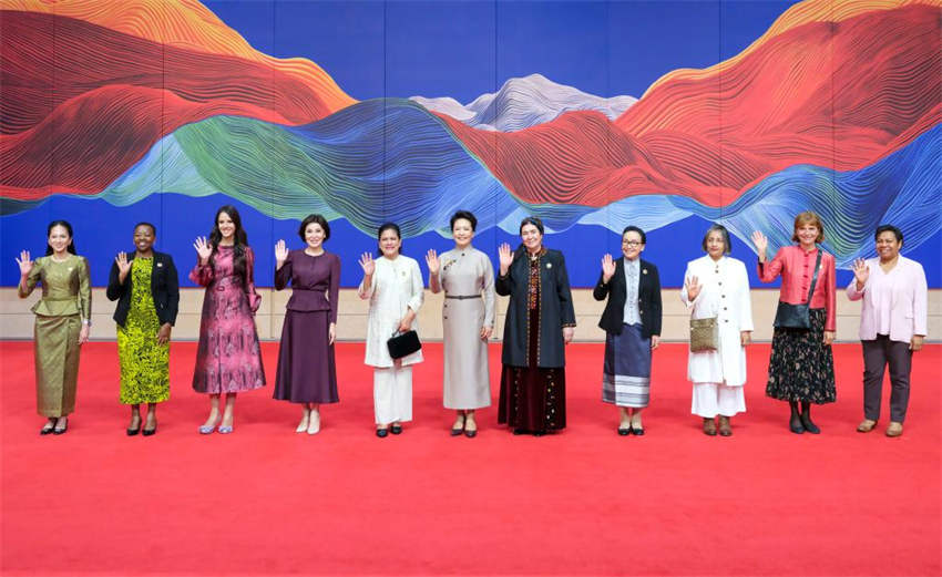 Peng Liyuan e c?njuges de líderes estrangeiros visitam Museu Nacional de Artes e Artesanatos da China