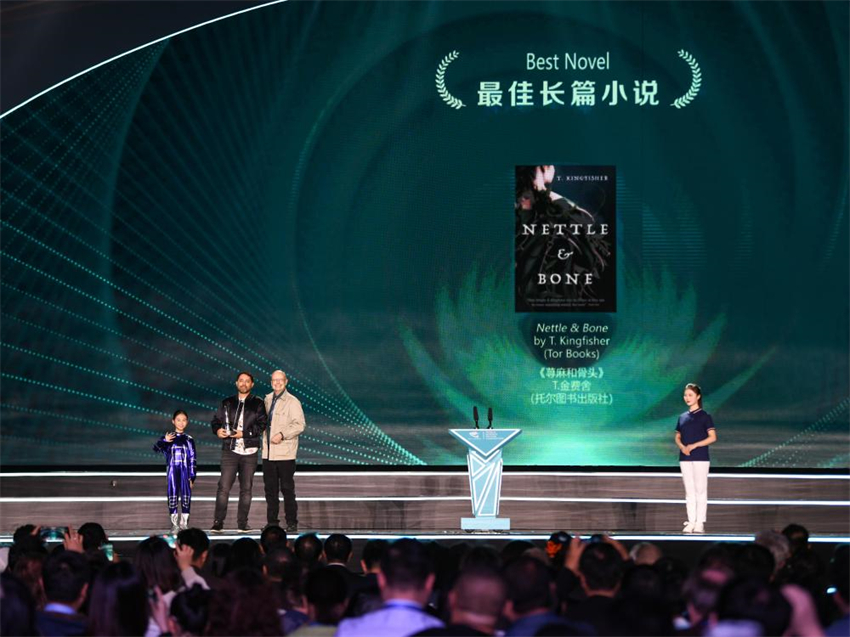 Hai Ya, escritor chinês de fic??o científica, ganha Prêmio Hugo de Melhor Novela