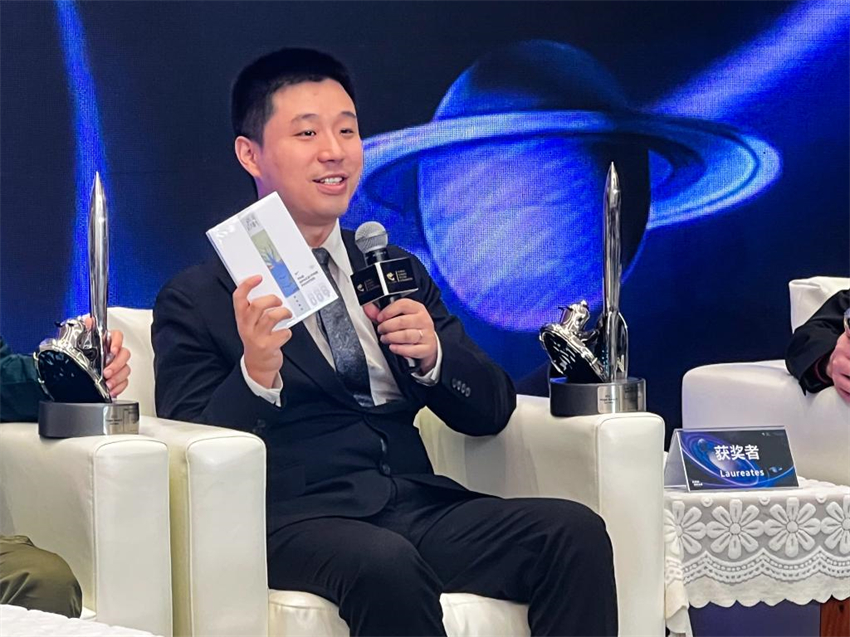 Hai Ya, escritor chinês de fic??o científica, ganha Prêmio Hugo de Melhor Novela