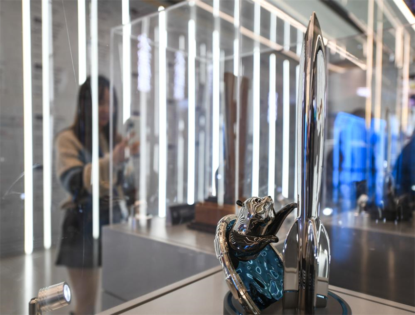 Hai Ya, escritor chinês de fic??o científica, ganha Prêmio Hugo de Melhor Novela