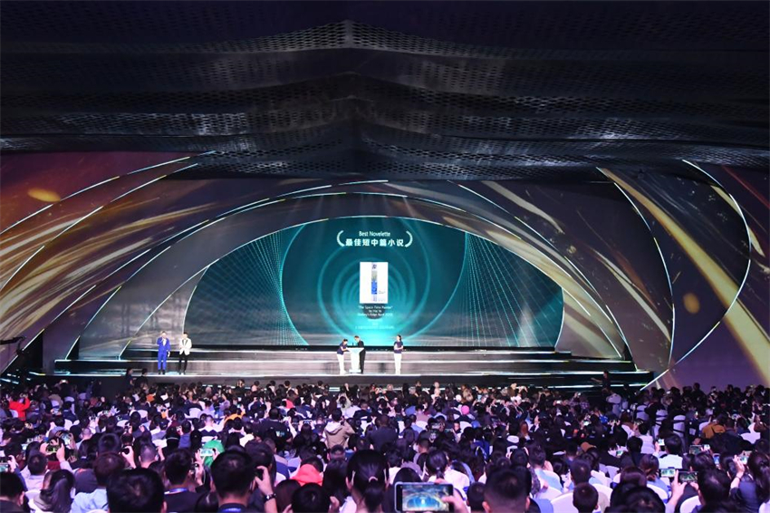 Hai Ya, escritor chinês de fic??o científica, ganha Prêmio Hugo de Melhor Novela