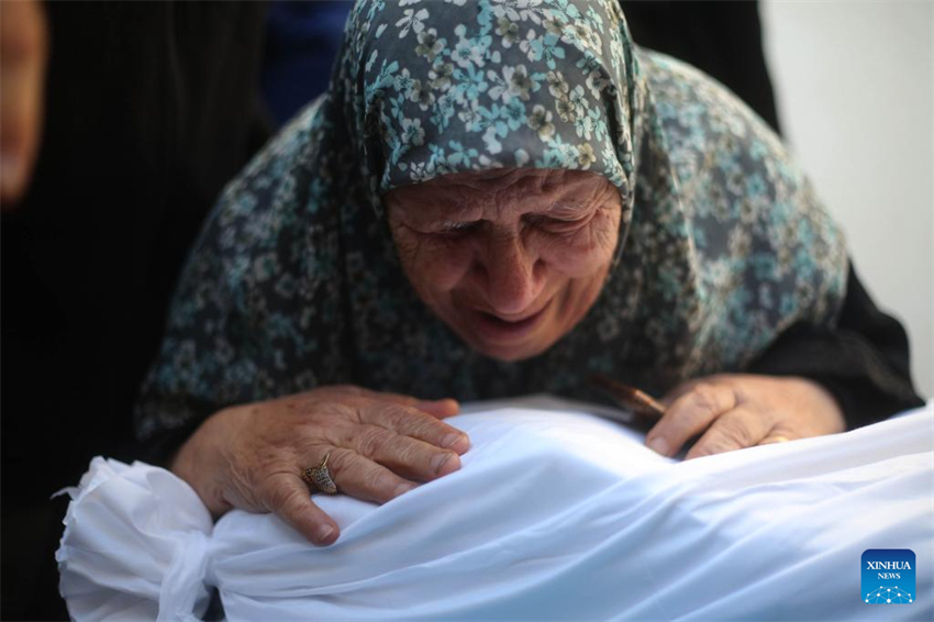 Número de palestinos mortos em ataques aéreos israelenses em Gaza supera 4.600