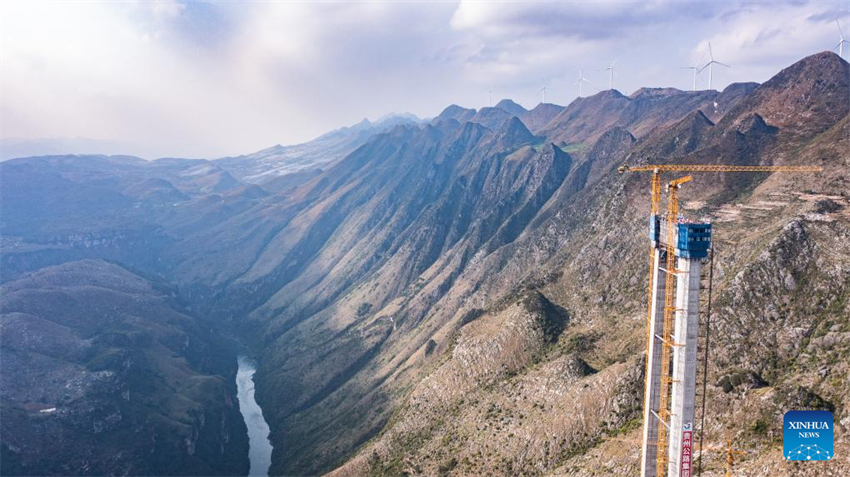 Torre principal da ponte mais alta do mundo concluída no sudoeste da China