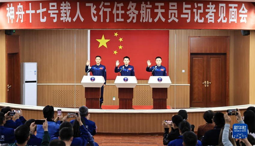 Astronautas da miss?o Shenzhou-17 da China reúnem-se com imprensa