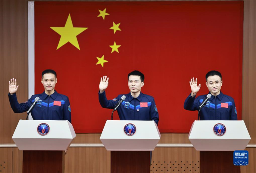 Astronautas da miss?o Shenzhou-17 da China reúnem-se com imprensa