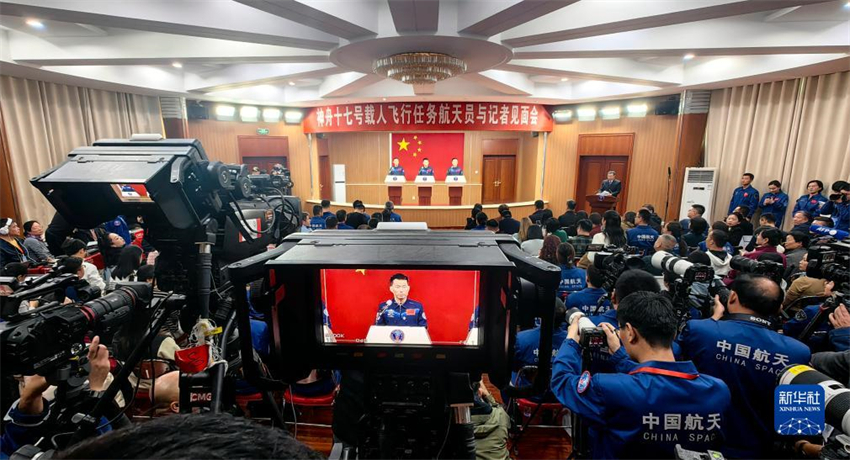 Astronautas da miss?o Shenzhou-17 da China reúnem-se com imprensa