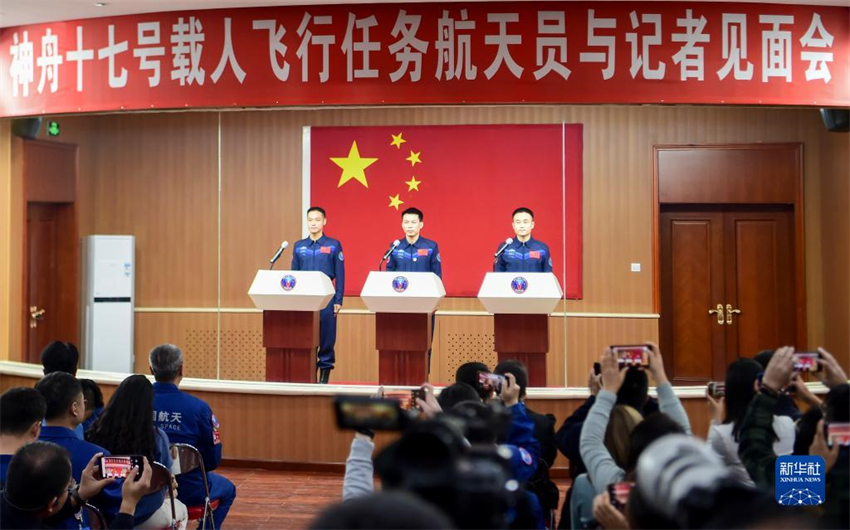 Astronautas da miss?o Shenzhou-17 da China reúnem-se com imprensa