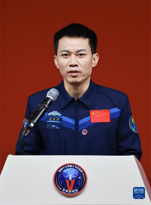 Astronautas da miss?o Shenzhou-17 da China reúnem-se com imprensa