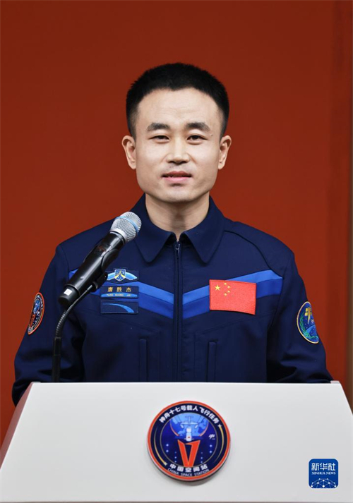 Astronautas da miss?o Shenzhou-17 da China reúnem-se com imprensa