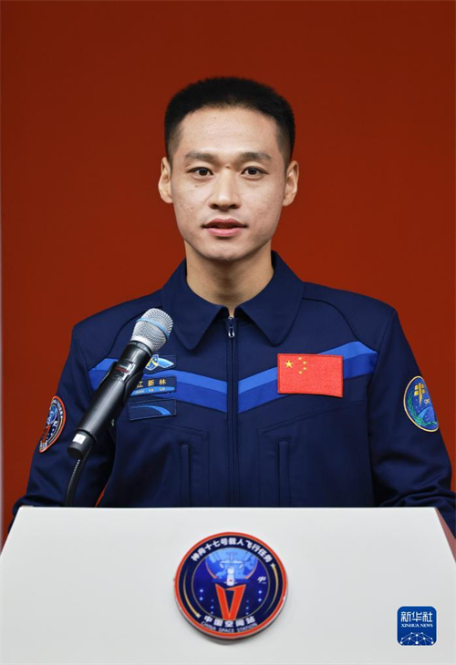 Astronautas da miss?o Shenzhou-17 da China reúnem-se com imprensa