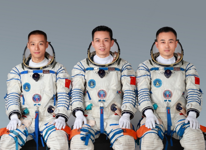 China revela tripula??o da Shenzhou-17 para miss?o da esta??o espacial