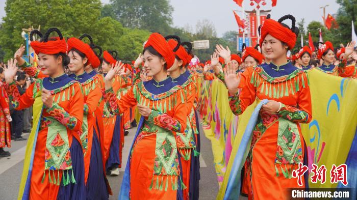 Condado aut?nomo de etnia Qiang de Beichuan celebra 20o aniversário de sua funda??o, sudoeste da China
