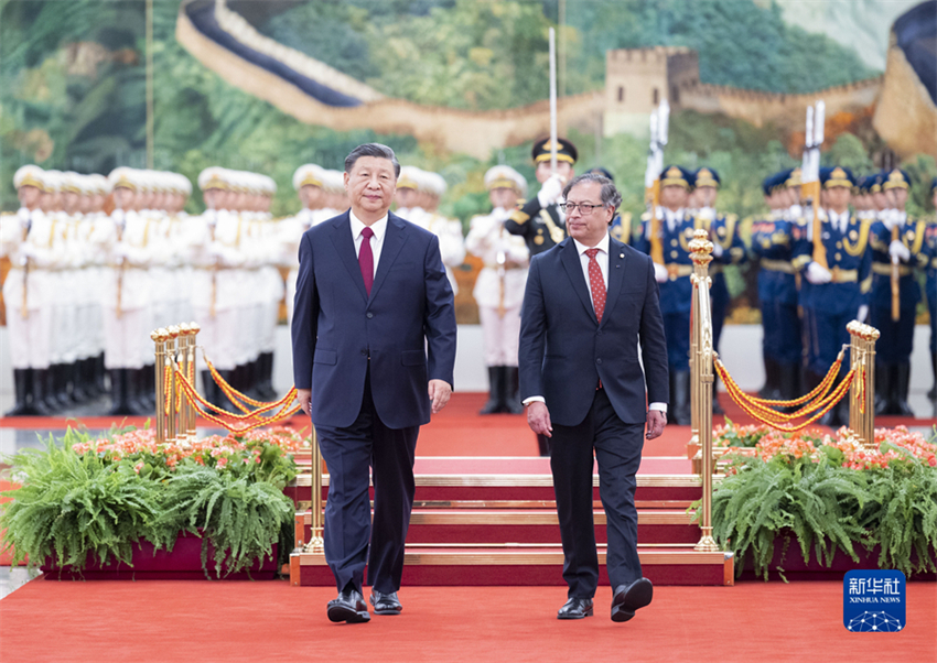 Xi Jinping realiza conversa??es com presidente colombiano, elevando os la?os para parceria estratégica