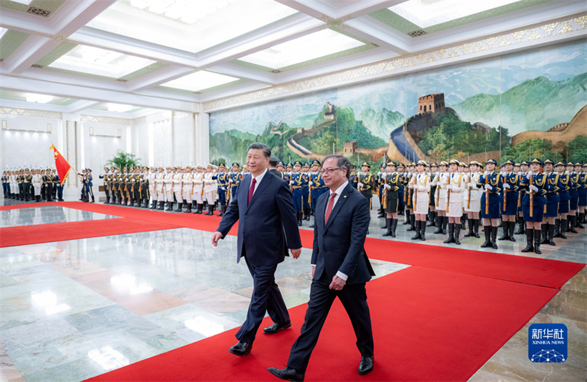 Xi Jinping realiza conversa??es com presidente colombiano, elevando os la?os para parceria estratégica
