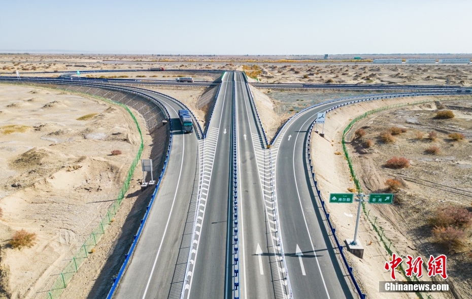 Se??o Korla–Yuli da via expressa Urumqi-Yuli em Xinjiang circula??o gratuita durante período de teste