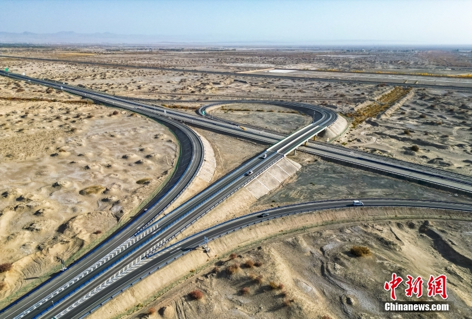 Se??o Korla–Yuli da via expressa Urumqi-Yuli em Xinjiang circula??o gratuita durante período de teste