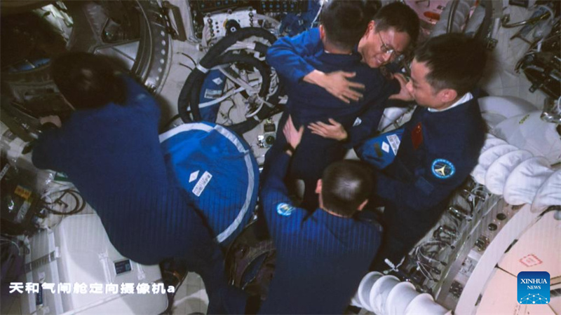 Astronautas da Shenzhou-17 entram na esta??o espacial e completam a transferência em quatro dias