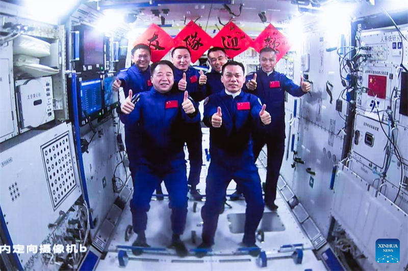 Astronautas da Shenzhou-17 entram na esta??o espacial e completam a transferência em quatro dias