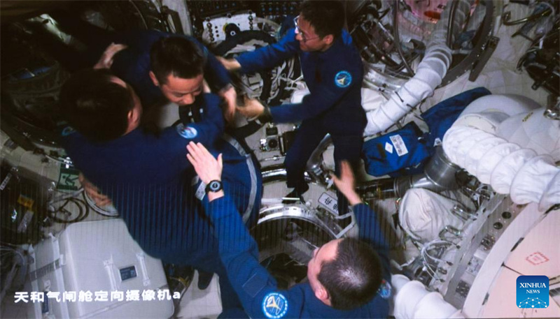 Astronautas da Shenzhou-17 entram na esta??o espacial e completam a transferência em quatro dias