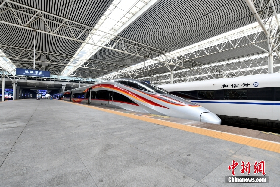 Trajeto ferroviário de alta velocidade Chengdu-Hong Kong come?a a operar com novo trem