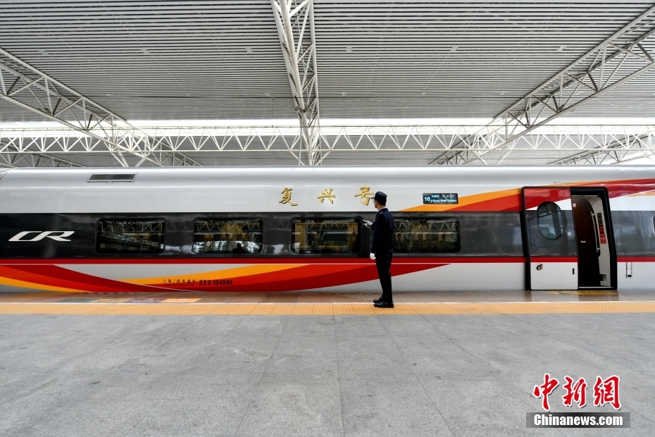 Trajeto ferroviário de alta velocidade Chengdu-Hong Kong come?a a operar com novo trem