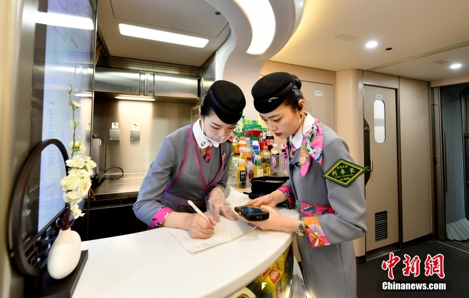 Trajeto ferroviário de alta velocidade Chengdu-Hong Kong come?a a operar com novo trem