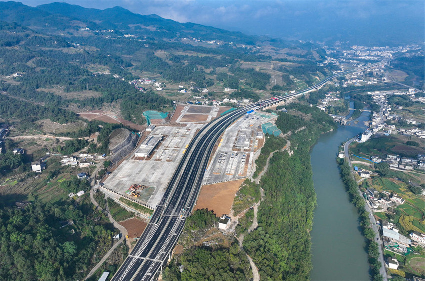 Via expressa Yibin-Weixin é aberta ao tráfego