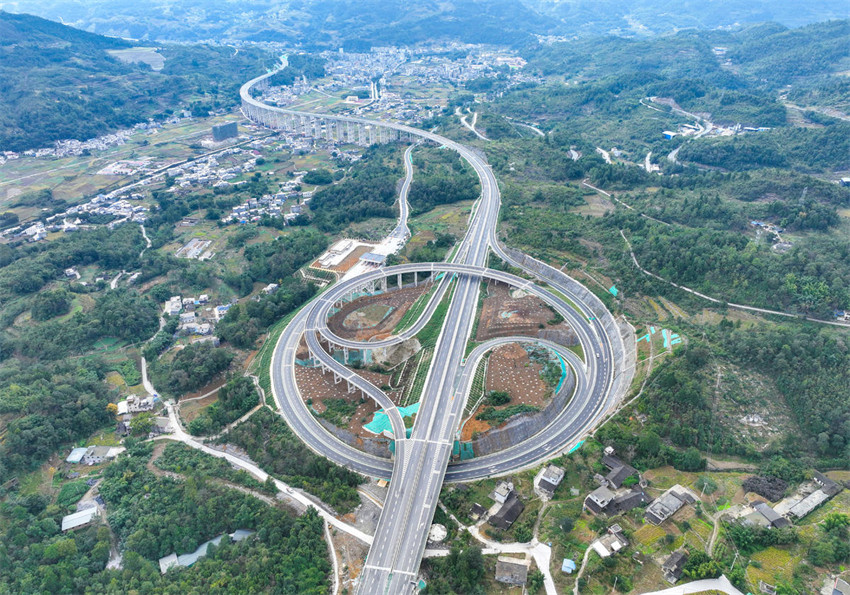 Via expressa Yibin-Weixin é aberta ao tráfego