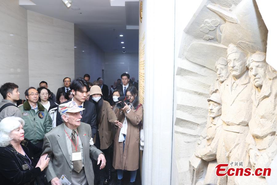 Membros dos Tigres Voadores comemoram 80o aniversário da participa??o da for?a dos EUA na guerra de resistência da China