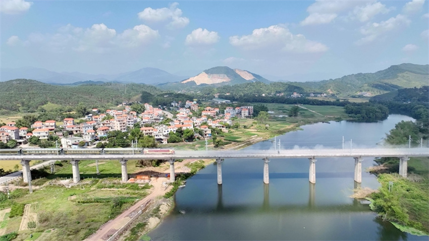 Ferrovia Fangchenggang - Dongxing iniciou opera??o de testes