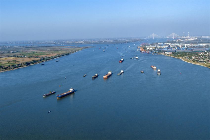 Navega??o está intensa nas águas do rio Yangtze