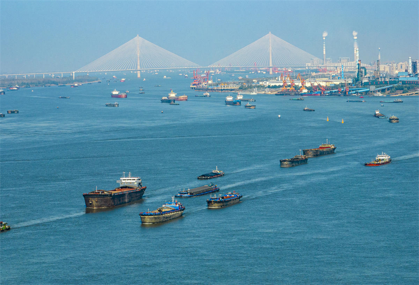 Navega??o está intensa nas águas do rio Yangtze