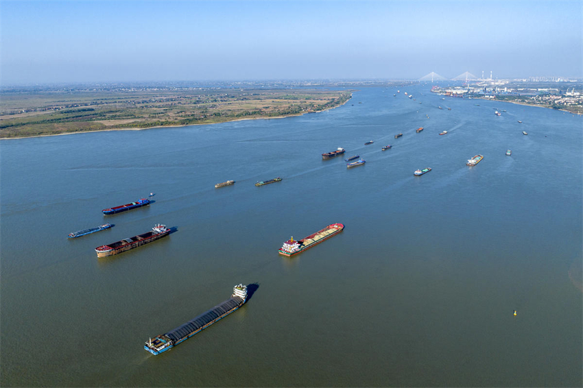 Navega??o está intensa nas águas do rio Yangtze